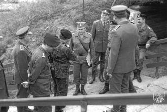 Fot. 23. Spotkanie generałów i oficerów armii polskiej i czeskiej.czeniu generałów i oficerów polskich oraz oficerów armii czeskiej. Pierwszy z prawej to gen. bryg. Zbigniew Jabłoński, dowódca gubińskiej dywizji pod którą podlegała kożuchowska jednostka. Miejsce i okoliczności ,,spotkania" do ustalenia.