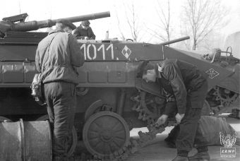 Fot. 65. Obsługiwanie techniczne BWP-2.