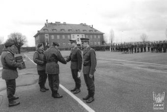 Fot. 67. Wręczenie wyróżnień żołnierzom zasdadniczej służby wojskowej.