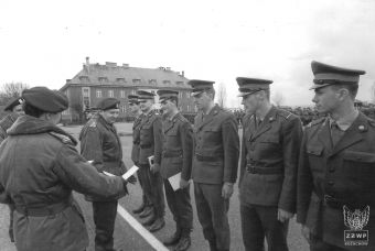 Fot. 72. Dowódca pułku wyróżnia żołnierzy zasadniczej słuzby wojskowej.