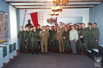 Fot. 43c. - Pożegnanie mjr Lecha Lotki i sierż. Macieja Rotarskiego.