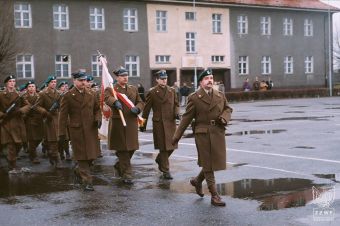 Fot. 47c. - Poczet sztandarowy i kompania honorowa 13pz.