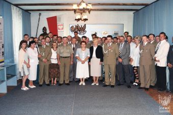 Fot. 49c. - Pożegnanie ostatniego dowódcy 13 Pułku Zmechanizowanego ppłk Bogusława Samola.