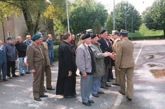 Fot. 60c. - Powitanie gości w czasie przekazania obowiązków dowódcy 13 Pułku Zmechanizowanego przez ppłk Jana Pawlika i przyjęcia ich przez mjr Bogusława Samola.