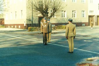 Fot. 61c - Szef sztabu 13 Pułku Zmechanizowanego mjr Tadeusz Choiński składa meldunek dowódcy 5 Kresowej Dywizji Zmechanizowanej gen. bryg. Zbigniewowi Jabłońskiemu. Asystuje dowódca 13 Pułku Zmechanizowanego ppłk Jan Pawlik.