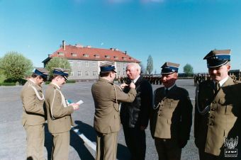 Fot. 62c. Dowódca 13 Pułku Zmechanizowanego ppłk Jan Pawlik wręcza odznaki pułkowe. Asystują ś. p. mjr Andrzej Baran i chor. szt. Ryszard Włodarczyk. Honorowani odznakami od lewej: st. sierż. w st. spocz. Władysław Andrysiak, kpt. Jarosław Zwoliński i por. Dariusz Paździoch.