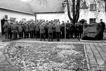 Fot. 78. Fotografia wykonana przed budynkiem Klubu Żołnierskiego JW 3001 w którym znajdowała się Sala Tradycji Pułku. Na fotografii uczestnicy pożegnania kpt. Marka Watraka, odchodzącego do Dowództwa 11 Dywizji Kawalerii Pancernej w Żaganiu. Na pierwszym planie od lewej szef sztabu pułku mjr Tadeusz Choiński, dowódca pułku ppłk Bogusław Samol i kpt. Marek Watrak.