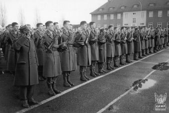 Fot. 79. Fotografia przedstawia przysięgę żołnierzy zasadniczej służby wojskowej. Na pierwszym planie kpt. Franciszek Fedczyszyn i jego pododdział. Franciszek Fedczyszyn obecnie podpułkownik-Komendant Ośrodka Szkolenia Poligonowego Wojsk Lądowych w Żaganiu.