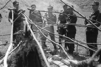 Fot. 80. Fotografia przedstawia grupę podoficerów 13 Pułku Zmechanizowanego podczas przerwy w zajęciach na placu ćwiczeń. Na fotografii od lewej: chor. Piotr Krzywicki, chor. Sawka, mł. chor. Kłosiński, chor. Wiesław Poterała,  sierż. szt . Kusiński, st. sierż. Andrzej Wierzbicki.