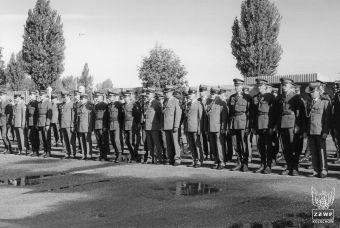 Fot. 82. Fotografia przedstawia pododdziały 13 Pułku zmechanizowanego na uroczystej zbiórce. W centralnej części fotografii sztab batalionu szkolnego. W pierwszym rzędzie: ppłk Wojciech Fedorowicz (dowódca batalionu szkolnego), mjr Zbigniew Chełminiak i por. Dariusz Arent.