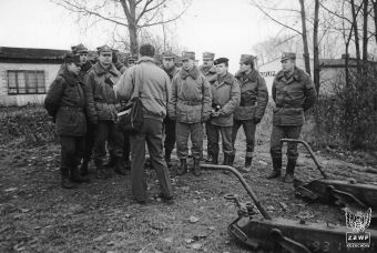 Fot. 83. Fotografia przedstawia prawdopodobnie spotkanie żołnierzy zasadniczej służby wojskowej i kadry z redaktorem gazety wojskowej. Wśród kadry mjr Marek Cydzik, sierż. Piotr Kurpas i st. chor. szt. Jerzy Zabłotny.