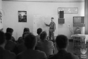 Fot. 85. Na fotografii porucznik Dariusz Arent podczas prowadzenia zajęć z elewami batalionu szkolnego.