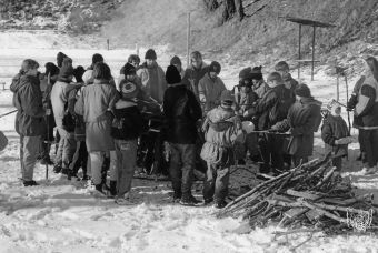 Fot. 87. Młodzież z rodzin wojskowych podczas ogniska z pieczeniem kiełbasek.