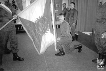 Fot. 88. Fotografia przedstawia pożegnanie ze sztandarem żołnierzy zasadniczej służby wojskowej na Sali Tradycji. W tle fotografii mjr Marek Cydzik , mjr Mirosław Lewandowski (szef artylerii pułku), por Dzierza (szef służby MPS). Sztandarem 13 Pułku Zmechanizowanego był sztandar 38 Pułku Zmechanizowanego co udowadnia niniejsza fotografia.