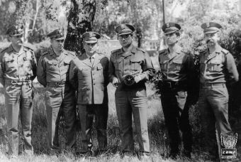 Fot. 89. Fotografia okolicznościowa wykonana po uroczystym otwarciu dywizjonu artylerii samobieżnej. Na fotografii: pierszy od lewej - kpt. Andrzej Jaroszewicz (szefostwo artylerii dywizji z Gubina), drugi kpt. Mieczysław Koziołek (starszy oficer Terenowego Aparatu Mobilizacji), trzeci ppłk Antoni Tokarz (szef artylerii pułku), czwarty ppłk Andrzej Gil (dowódca 13 Pułku Zmechanizowanego), piąty kpt. Edward Markiewicz (dowódca dywizjonu artylerii samobieżnej), szósty kpt. Adamski (szef sztabu 13 Pułku Zmechanizowanego).