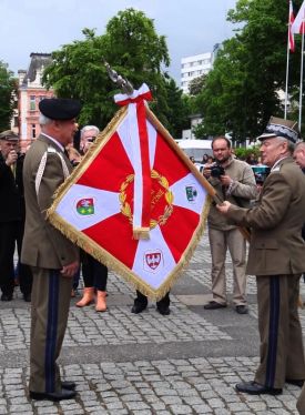 Prezes Zarządu Głównego ZŻWP gen. dyw. dr Franciszek Puchała wręcza sztandar dla gen. bryg. Zbigniewa Szury (8.05.2014)